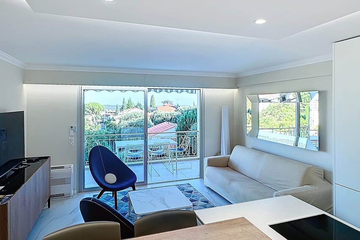 apartment-valery-cannes-for-rent-interior-living-room Apartment Valery in Cannes – bright French Riviera rental with modern interior, balcony seating, and scenic rooftop views.