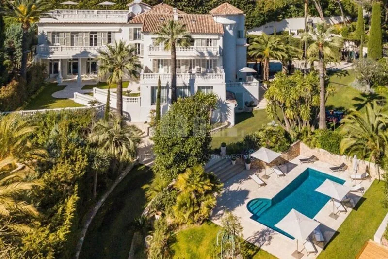 villa-chateau-a-cannes-for-rent-exterior-aerial-view Villa Château à Cannes – Elegant French Riviera luxury estate with palm-lined gardens, classic architecture, and a large private pool.
