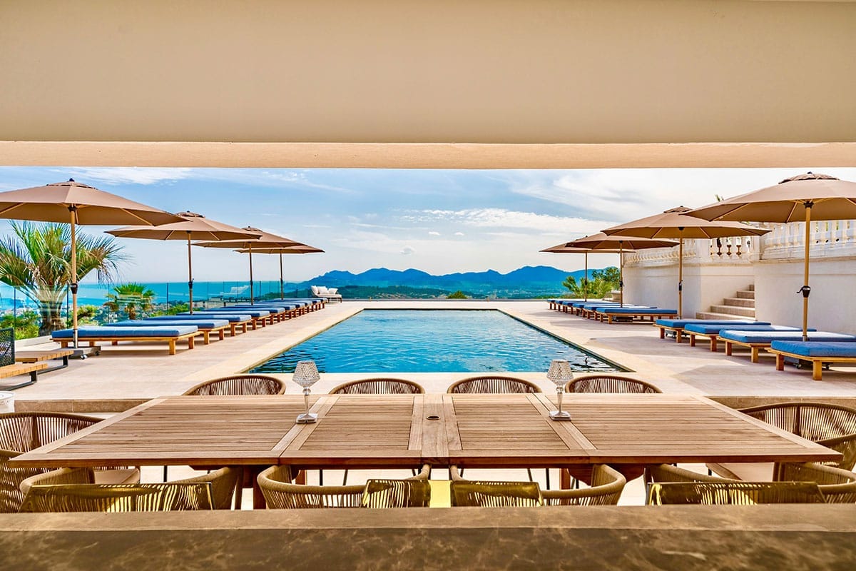 Villa Diana in Mougins – premium French Riviera villa for rent with elegant pool terrace, palm-lined garden, and classic Mediterranean charm.