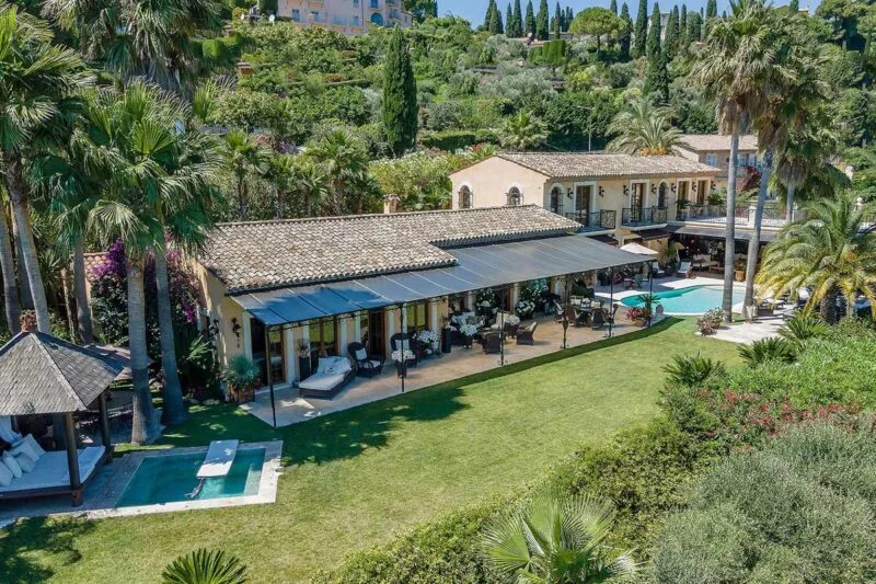 villa-elisa-mougins-rentals-exterior-garden-with-pool Villa Elisa in Mougins – French Riviera luxury villa rental with lush gardens, shaded terrace, and private pool for serene outdoor living.
