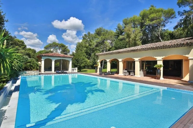 villa-florentina-valbonne-rentals-french-riviera-exterior-pool Villa Florentina in Valbonne – Mediterranean-style villa rental with a spacious terrace, shaded lounge areas, and a large outdoor swimming pool surrounded by nature.