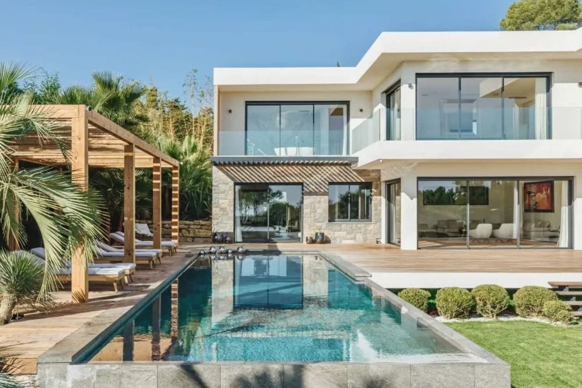 Villa Mila on the French Riviera – modern luxury villa with sleek architecture, a private pool, sun loungers, and outdoor relaxation area.