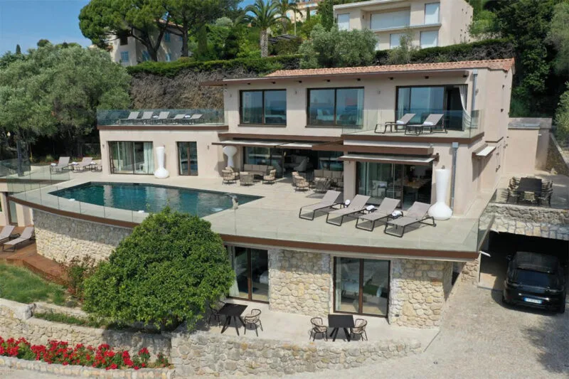 villa-paulina-mougins-rentals-french-riviera-exterior-pool-terrace Villa Paulina in Mougins – elegant French Riviera luxury villa rental with panoramic pool terrace, sunbeds, and scenic hillside views.