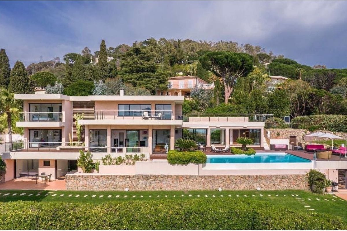 villa-solaris-cannes-contemporary-villa-exterior-with-terrace Villa Solaris in Cannes featuring a contemporary multi-level design, panoramic terraces, and a luxurious infinity pool surrounded by greenery.