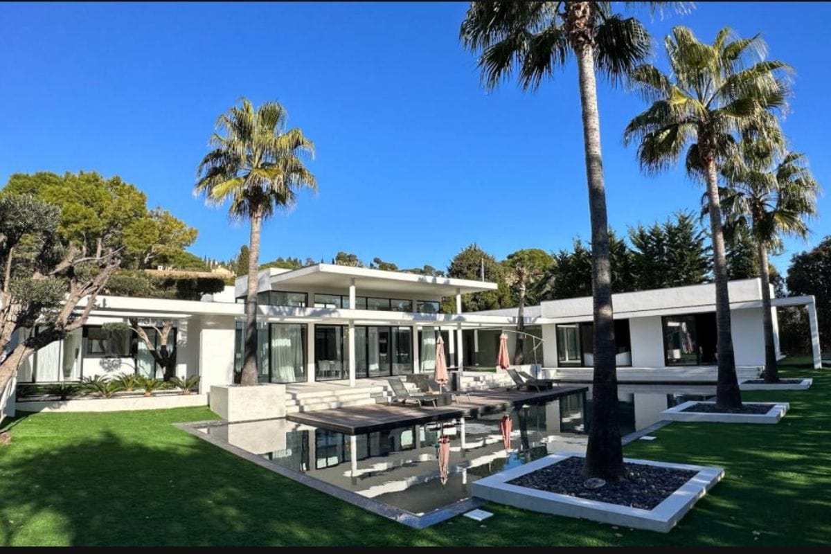 villa-zen-mougins-modern-panoramic-exterior-with-pool Villa Zen in Mougins showcasing sleek modern architecture, tranquil pool, and landscaped palm-lined garden for ultimate relaxation.
