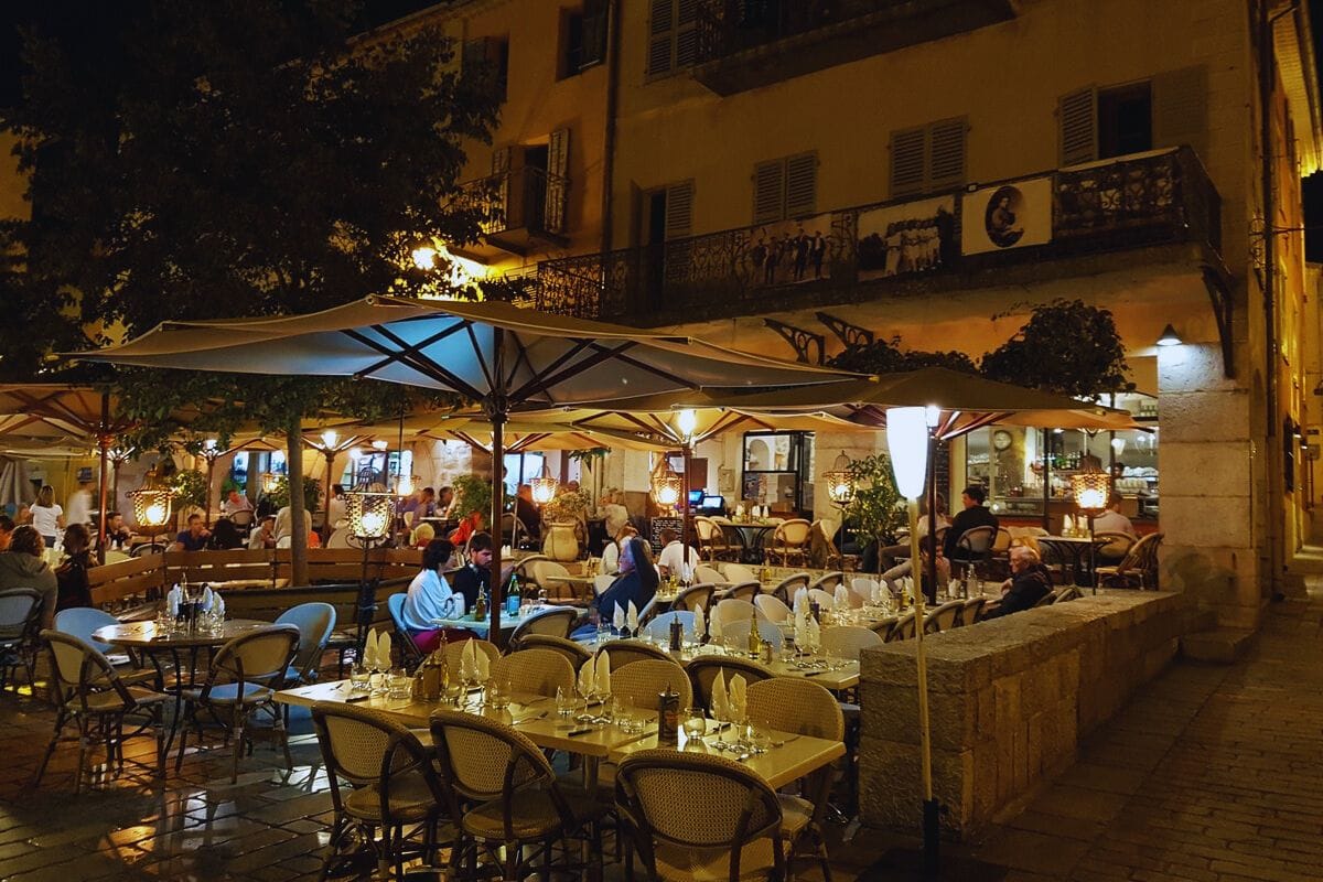 le-cafe-des-arcades-valbonne