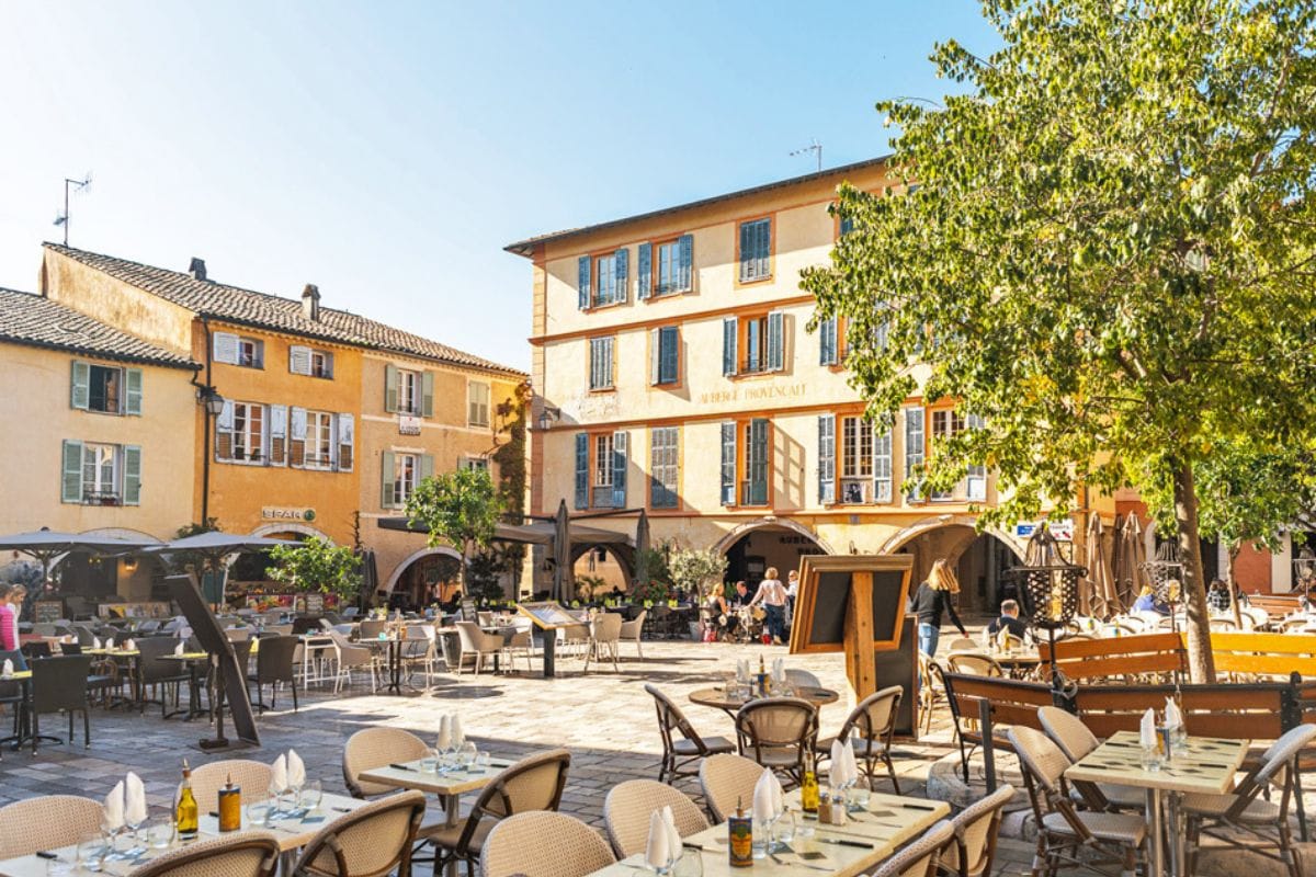 place-des-arcades-valbonne
