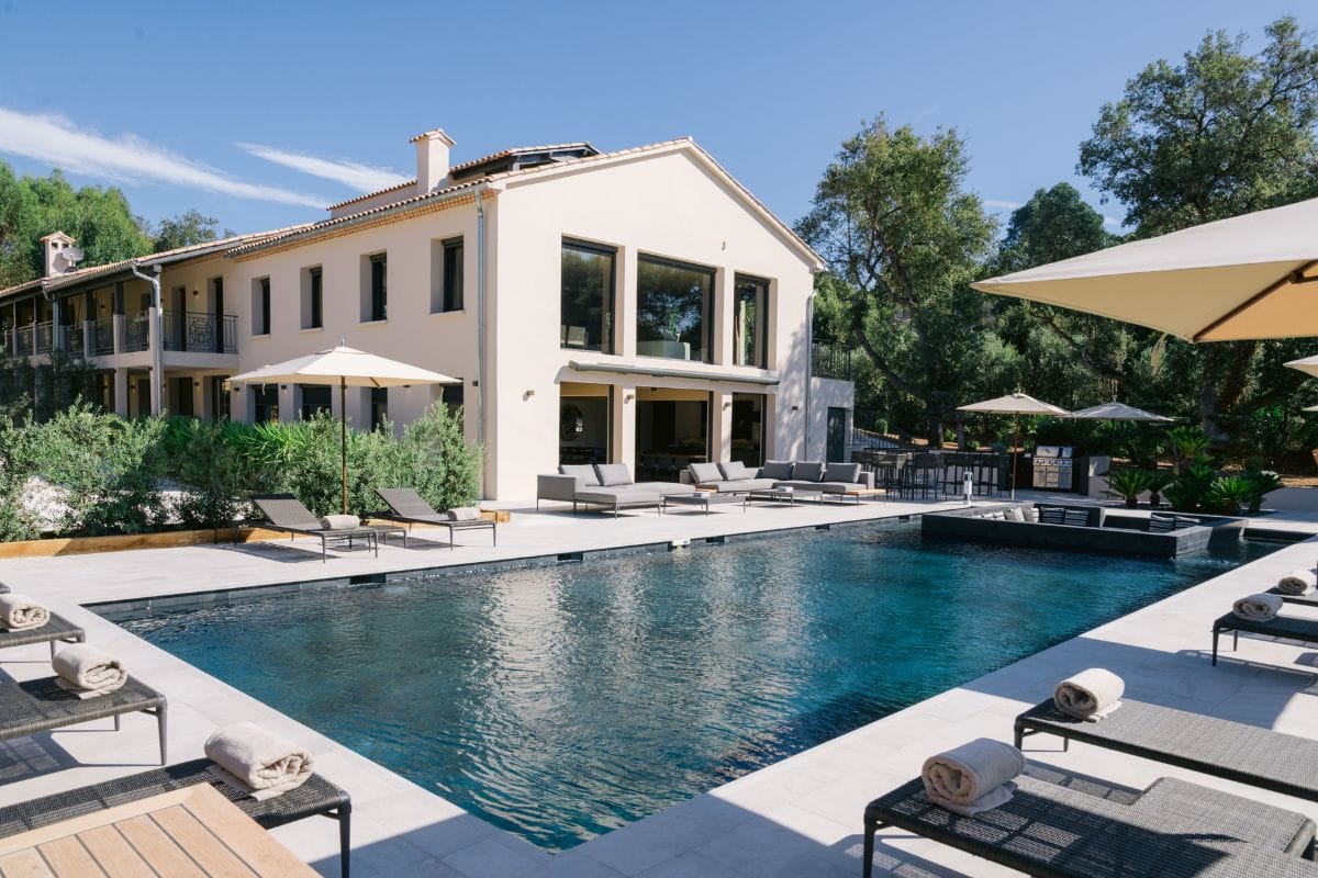 Elegant exterior of Villa Reine with heated pool and sun loungers in La Croix-Valmer, French Riviera.