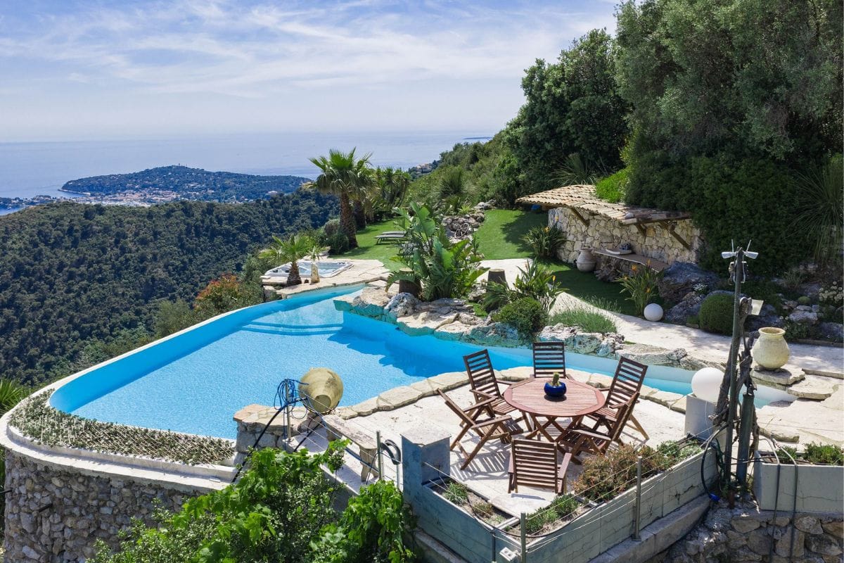 villa-lumiere-eze-exterior-infinity-pool-coastal-panorama-02 Terrace dining setting with wooden table, comfortable seating and uninterrupted sea views on the French Riviera